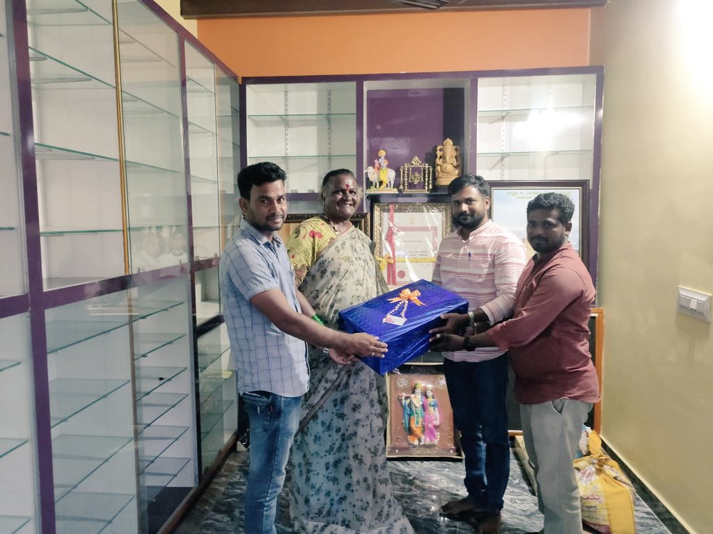 HanumanthKh's tweet photo. ಪದ್ಮಶ್ರೀ ಪ್ರಶಸ್ತಿ ಪುರಸ್ಕೃತರಾದ ಮಾತಾ ಮಂಜಮ್ಮ ಜೋಗತಿ ರವರ ಮನೆ ಗೃಹಪ್ರವೇಶ ಮತ್ತು ನಮಗೆ ನೆನಪಿನ ಕಾಣಿಕೆ ನೀಡಿದ ಸಂದರ್ಭ..... https://t.co/ls2jUoPAoi