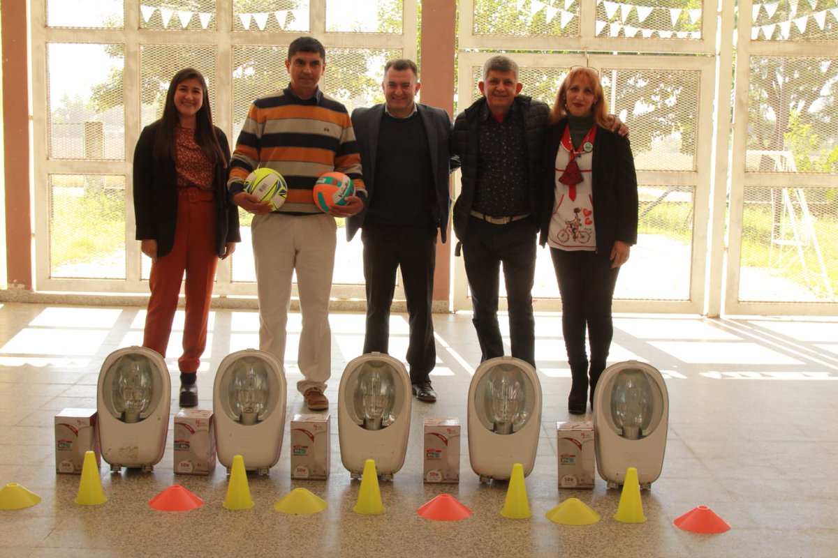 AlbarracinDif's tweet photo. 💡Seguimos trabajando para generar espacios más seguros y con alumbrado eficiente
Hicimos entrega de luminarias en Escuela Primera Junta de Cortaderas para mayor seguridad de la comunidad educativa, y también colaboramos con elementos deportivos para el área de educación física. https://t.co/YpqxF2cDAu