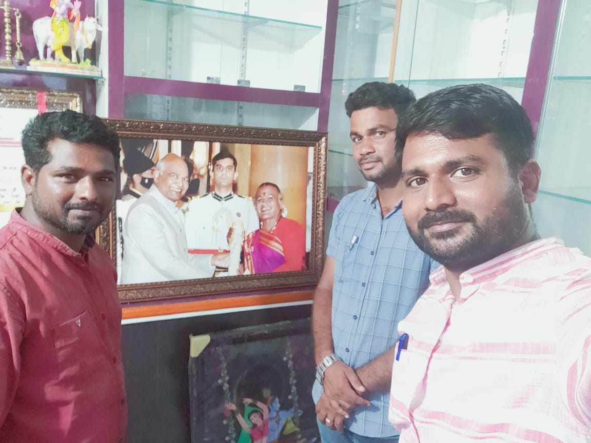 HanumanthKh's tweet photo. ಪದ್ಮಶ್ರೀ ಪ್ರಶಸ್ತಿ ಪುರಸ್ಕೃತರಾದ ಮಾತಾ ಮಂಜಮ್ಮ ಜೋಗತಿ ರವರ ಮನೆ ಗೃಹಪ್ರವೇಶ ಮತ್ತು ನಮಗೆ ನೆನಪಿನ ಕಾಣಿಕೆ ನೀಡಿದ ಸಂದರ್ಭ..... https://t.co/ls2jUoPAoi
