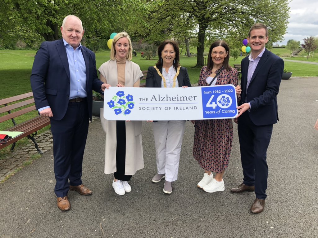 Lettiemccarthy's tweet photo. @alzheimersocirl #dementiaawarness #teaday #demcafe #Thebumblebee21 #fundraiser #volunteers #community https://t.co/kLchFhZ6vz