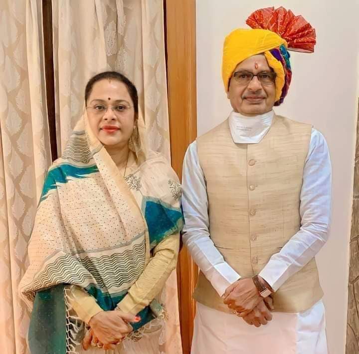 GopalAdvani2's tweet photo. मध्यप्रदेश के यशस्वी ���ुख्यमंत्री श्री शिवराज सिंह चौहान जी एवं भाभी जी श्रीमती साधना सिंह चौहान जी को वैवाहिक वर्षगांठ की हार्दिक बधाई एवं शुभकामनाए! https://t.co/nL9dSiDIw9