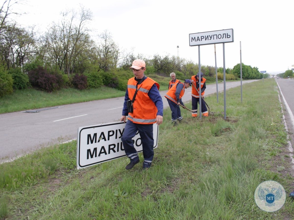 OstapYarysh's tweet photo. Russia replaced a road sign in Mariupol, changing it from Ukrainian (and English) to Russian. Another evidence that the Russians are trying to wipe out the idea of being Ukrainian. It's never been about NATO. #UkraineRussiaWar https://t.co/p9gvcICW0X