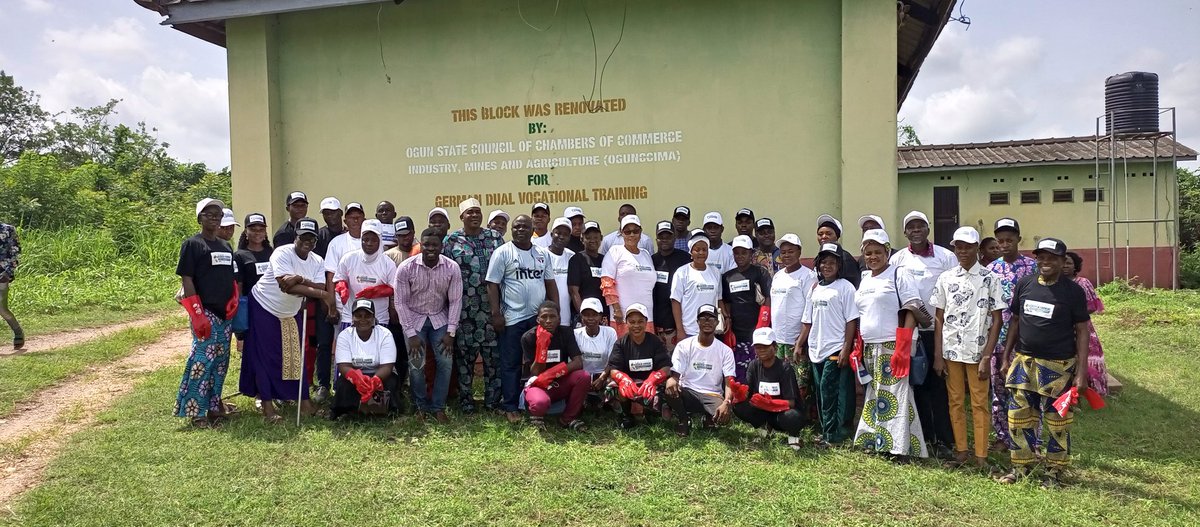 ogscofedcoop's tweet photo. PHOTO NEWS
DAY ONE: Sustainable Cashew Farming TVET Project organized by @AhkNigeria in partner with @OgunccimaInfo at OGUNCCIMA Training Centre, Government Science & Technical College, Idi Aba Abeokuta ποΈ5/5/22
#WeAreCoops #CashewNuts #CashewTraining https://t.co/VldvBdTxUD