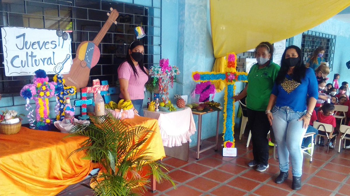 ChuitoCbit's tweet photo. Cruz de mayo. Celebración Damianista. https://t.co/XcB8lAwm8L