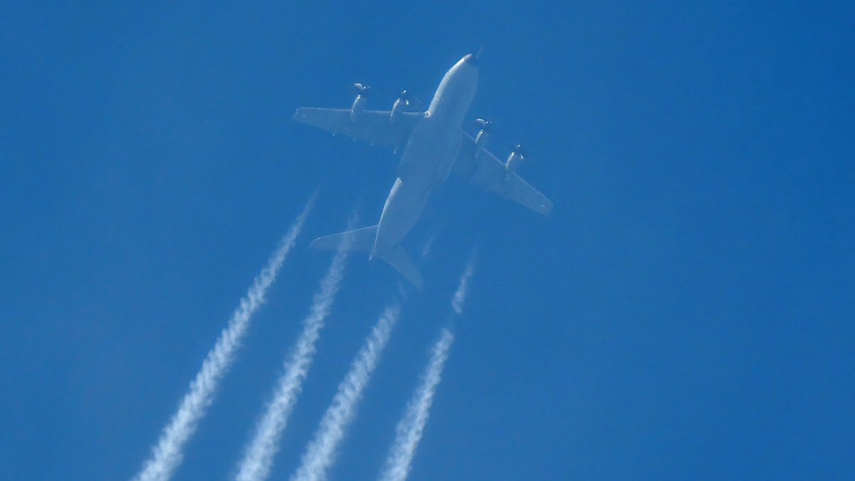 EHSBspotter's tweet photo. Spotted minutes apart, in opposite direction, yesterday: 

Armee de l'Air (French Air Force) Airbus A400M 🇫🇷0062 #CTM2011
Luftwaffe (German Air Force) Airbus A400M 🇩🇪54+05 #GAF661

#NLspot @NLspot🇳🇱 https://t.co/RBL4NmoLH2