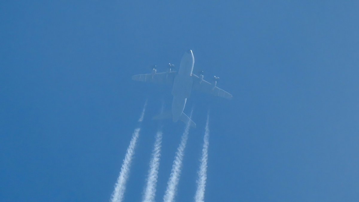 EHSBspotter's tweet photo. Spotted minutes apart, in opposite direction, yesterday: 

Armee de l'Air (French Air Force) Airbus A400M 🇫🇷0062 #CTM2011
Luftwaffe (German Air Force) Airbus A400M 🇩🇪54+05 #GAF661

#NLspot @NLspot🇳🇱 https://t.co/RBL4NmoLH2
