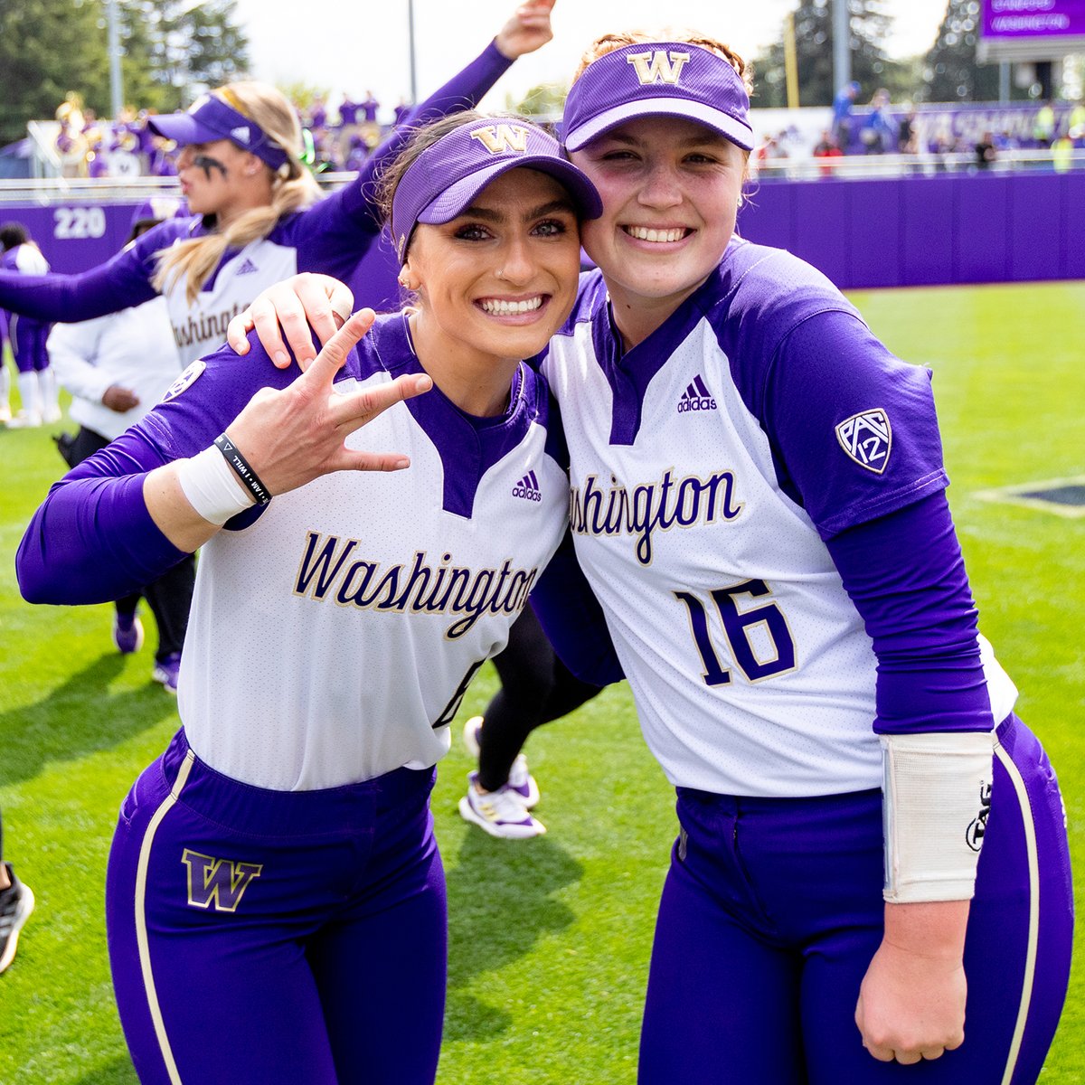 UWAthletics's tweet photo. Big week so far for these two Dawgs!

Baylee Klingler » named Top 10 finalist for USA Softball Player of the Year
Gabbie Plain » named Pac-12 Pitcher of the Week and drafted by Athletes Unlimited

#GoHuskies x #MightyAreTheWomen https://t.co/CgOUAQiPWX