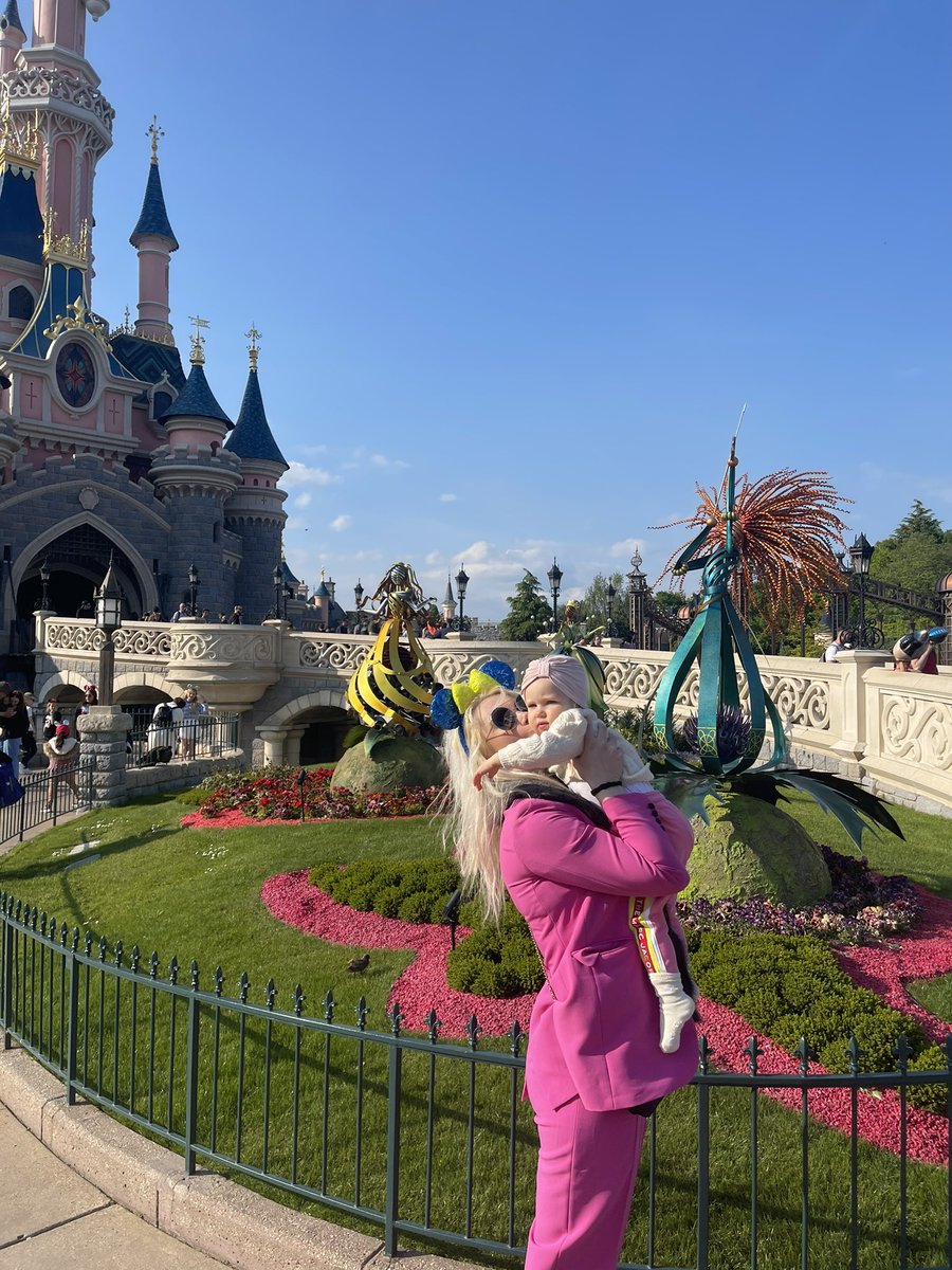 Iqbarbie08's tweet photo. Disneyland Paris ! 😍 https://t.co/DBFzpBvZx4
