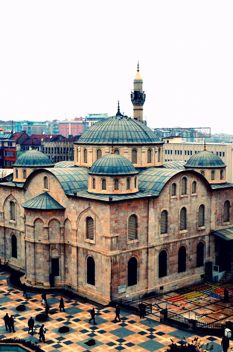 Kıymetli büyüklerim göz göre göre bir şehrin silüeti yok ediliyor; kurban veriliyor. Gelin buna hep birlikte dur diyelim. <a href="/tcbestepe/">T.C. Cumhurbaşkanlığı</a> <a href="/RTErdogan/">Recep Tayyip Erdoğan</a> <a href="/fahrettinaltun/">Fahrettin Altun</a> <a href="/fuatoktay/">Fuat Oktay</a> <a href="/ikalin1/">İbrahim Kalın</a> <a href="/MehmetNuriErsoy/">Mehmet Nuri Ersoy</a> <a href="/TCKulturTurizm/">T.C. Kültür ve Turizm Bakanlığı</a> <a href="/VakiflarGM/">VAKIFLAR GENEL MÜDÜRLÜĞÜ</a> 
 #TezeCamiyeDokunma