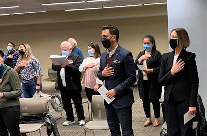 USCISMediaCntrl's tweet photo. Hernan Fratto, originally from Argentina, went from delivering the news for @TelemundoCHI, to making news himself when he became a #NewUSCitizen in Chicago. His wife, Karina, joined him in taking the Oath of Allegiance, making the occasion even more special. Congratulations! https://t.co/Scql5HyT7s