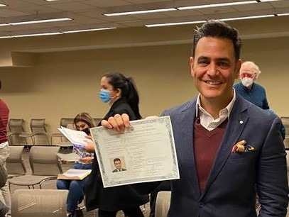 USCISMediaCntrl's tweet photo. Hernan Fratto, originally from Argentina, went from delivering the news for @TelemundoCHI, to making news himself when he became a #NewUSCitizen in Chicago. His wife, Karina, joined him in taking the Oath of Allegiance, making the occasion even more special. Congratulations! https://t.co/Scql5HyT7s