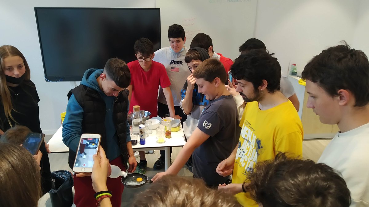 InsJaumeHuguet's tweet photo. Grups de 2n d'ESO han visitat l'exposició “Menja. Actua. Impacta” de la Fundació Catalana de l'Esplai; els han conscienciat de l'emergència climàtica. L'activitat del forma part del #TreballPerProjectes de la web del restaurant. #ProjectesJH @xarxaCb
➡️https://t.co/hpQiYqyQEF https://t.co/pDTizgwWwY