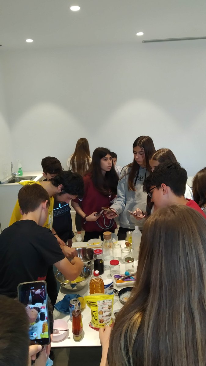 InsJaumeHuguet's tweet photo. Grups de 2n d'ESO han visitat l'exposició “Menja. Actua. Impacta” de la Fundació Catalana de l'Esplai; els han conscienciat de l'emergència climàtica. L'activitat del forma part del #TreballPerProjectes de la web del restaurant. #ProjectesJH @xarxaCb
➡️https://t.co/hpQiYqyQEF https://t.co/pDTizgwWwY