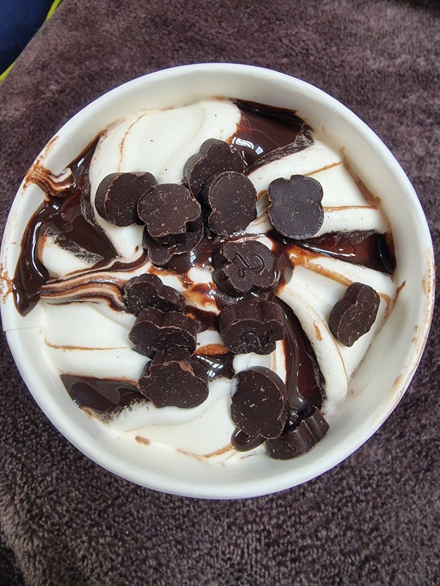 emma76history's tweet photo. When the moment calls for a bit of #selfcare.....there's nothing like a tub of @benandjerrys to improve the mood!!! There's even enough left for more selfcare tmrw!!! 🤣🤣 #mood #cheerup #icecream #tea #delicious #Thursday #muchneeded #littlefatty https://t.co/7sfREHJcBr