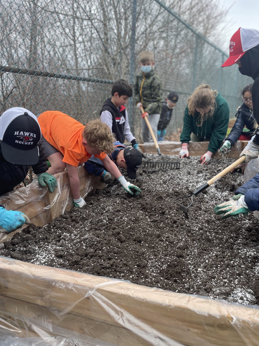 EXCELHRCE's tweet photo. Grosvenor Wentworth EXCEL kids are hard at work building their garden! All hands were on deck as the building and soil mixing processes got under way.  Now to plant some tasty treats! @egwps @HRCE_NS @HRCEHealthPromo https://t.co/KRDaBQTjQs