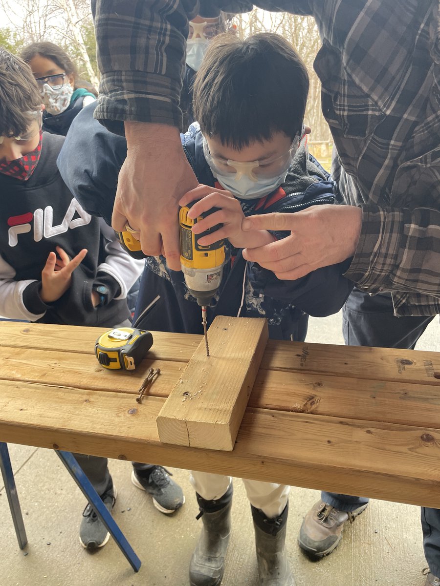 EXCELHRCE's tweet photo. Grosvenor Wentworth EXCEL kids are hard at work building their garden! All hands were on deck as the building and soil mixing processes got under way.  Now to plant some tasty treats! @egwps @HRCE_NS @HRCEHealthPromo https://t.co/KRDaBQTjQs