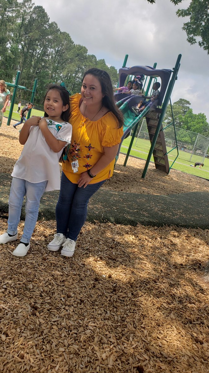 Cinco de Mayo on the playground today. <a href="/DianeBurkeRead/">Diane Burke M. Ed., CALT</a> <a href="/HumbleISD_OE/">Oaks Elementary</a>