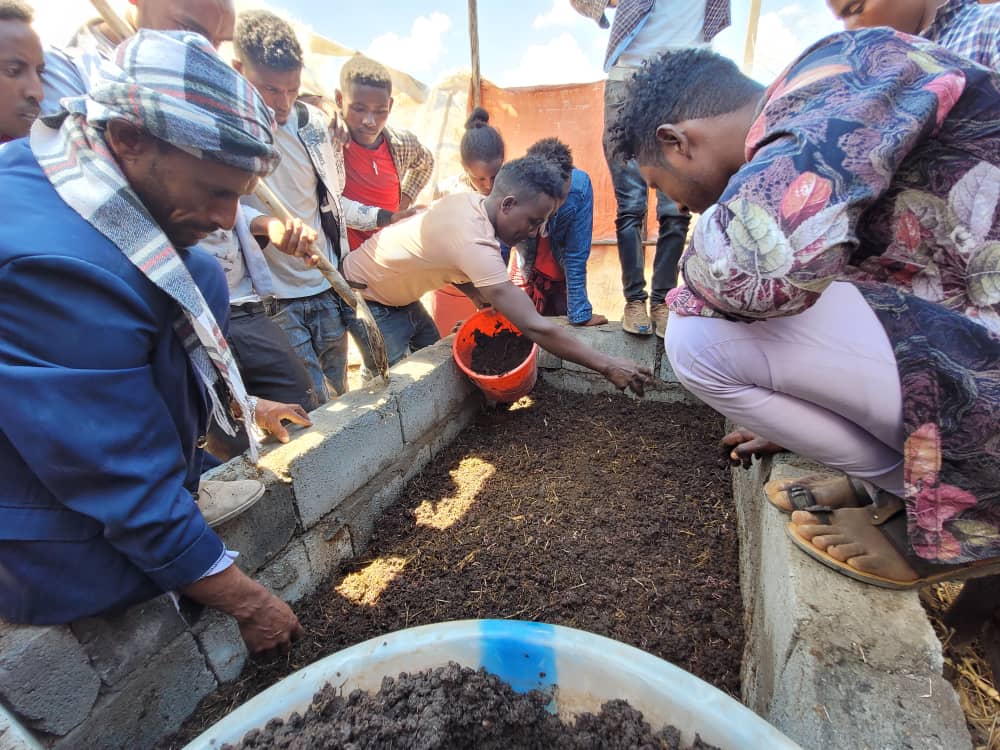 #DidYouKnow? 
One of the advantages of #vermicomposting is that it can be placed inside the house and does not give off any smell.
#Ethiopia, under our Kesem union partnership, youth received a training on vermicomposting as a business.  
Read more here: ow.ly/epj750J0ug2