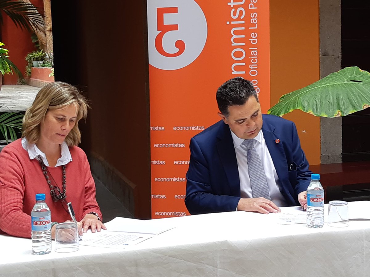 EconomistasLPA's tweet photo. Firma del convenio entre el Colegio y el IDDA el pasado viernes 29 de abril @idda_BS https://t.co/y2ILXoAUzc