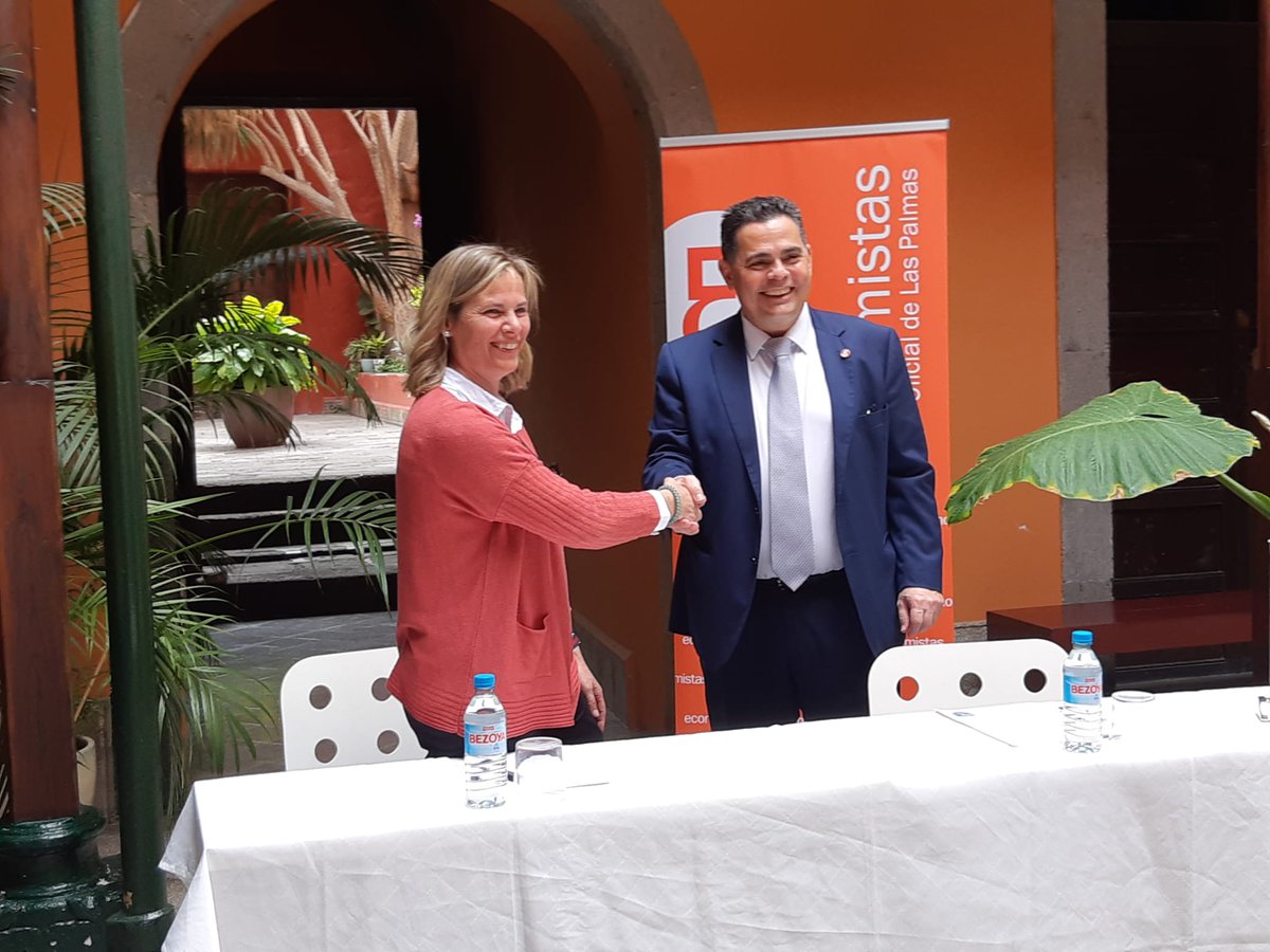 EconomistasLPA's tweet photo. Firma del convenio entre el Colegio y el IDDA el pasado viernes 29 de abril @idda_BS https://t.co/y2ILXoAUzc