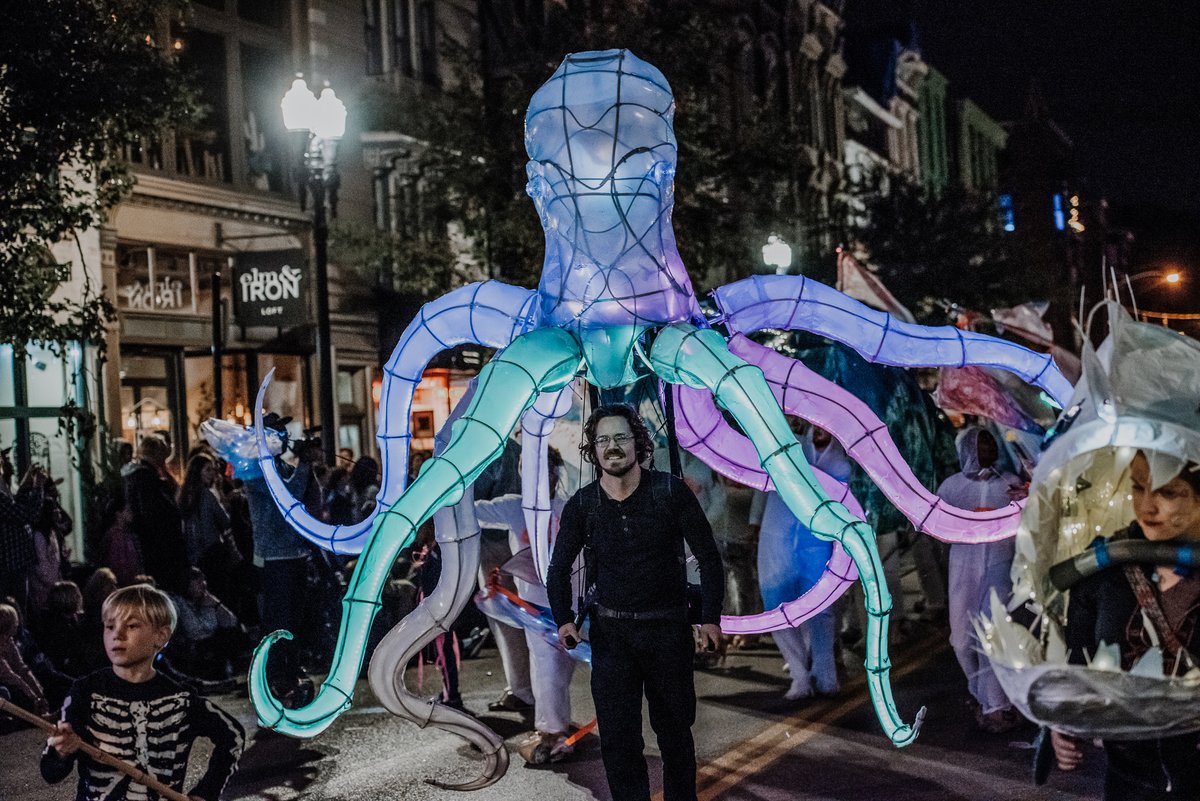 BLINKcincy's tweet photo. Will there be a BLINK parade in 2022? Absolutely! Tag who you want to experience it with (details on participation to come). #ExperienceBLINK https://t.co/97YfbTH6LS
