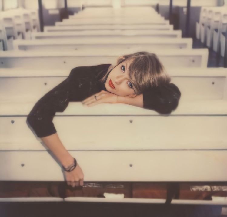 thegirl_kiwi's tweet photo. Perdón por la persona en que me convertiré cuando Taylor Swift saque los from the vault de 1989 TV https://t.co/TPt27SEqMZ