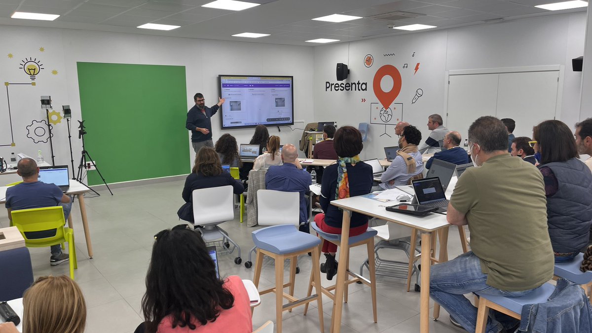esparaTIC's tweet photo. Invitado especial para enseñar #IA en el #AdF del @educaINTEF el creador de https://t.co/aL64uq5CUh  D. @juandalibaba en el curso Competencias Digitales Avanzadas: #PensamientoComputacional mostrando a los participantes los secretos de #MachineLearning Muchas gracias! @j_l_calvo https://t.co/NVpV3VP2DO