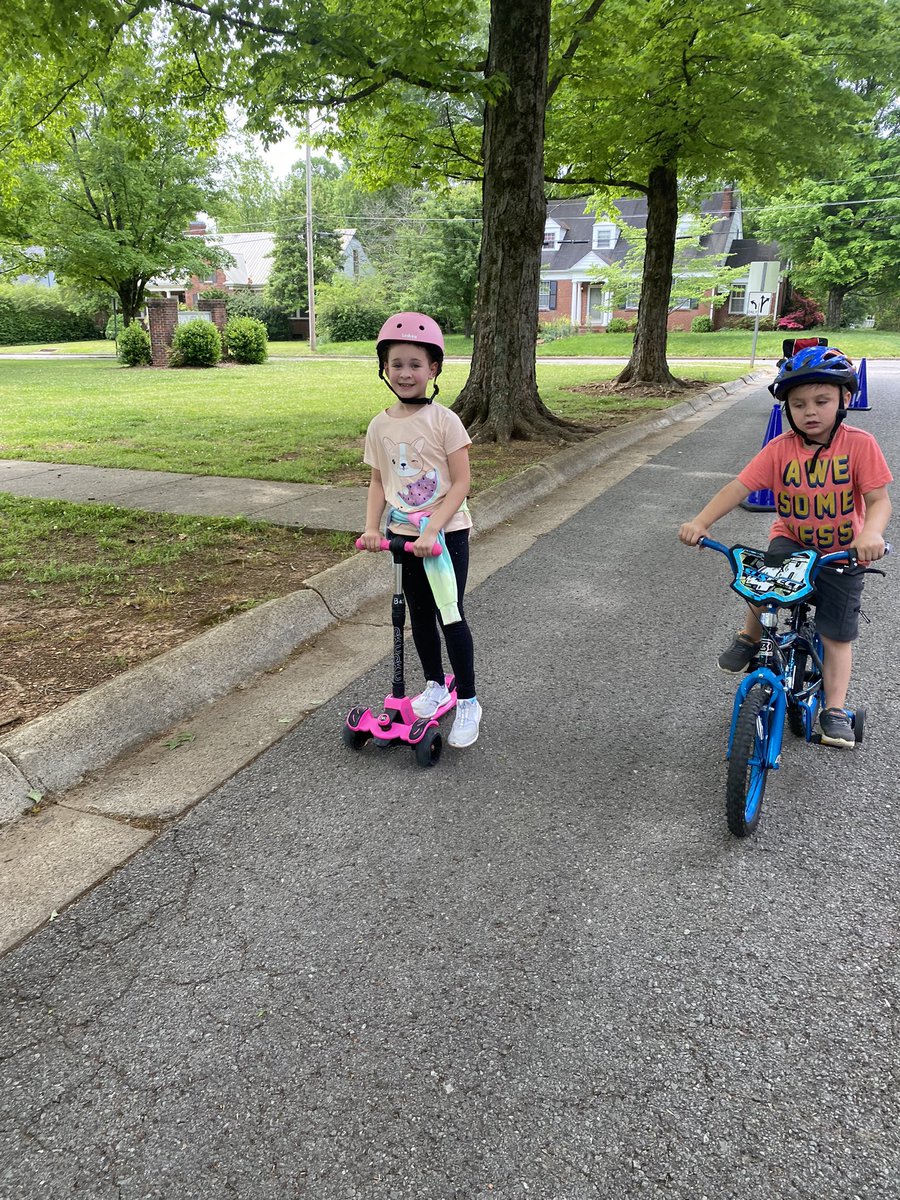 CSFlowerPower's tweet photo. Thank you @DrSherryKing1 and @MrsAmyPerry for supporting our crazy kindergarten ideas! 💙💙💙#bestadminteam #lifeinthegarden #lifeonthefarm @HPCS_TN @MTSUNews #bikedaysuccess https://t.co/RuNSWYjcQU