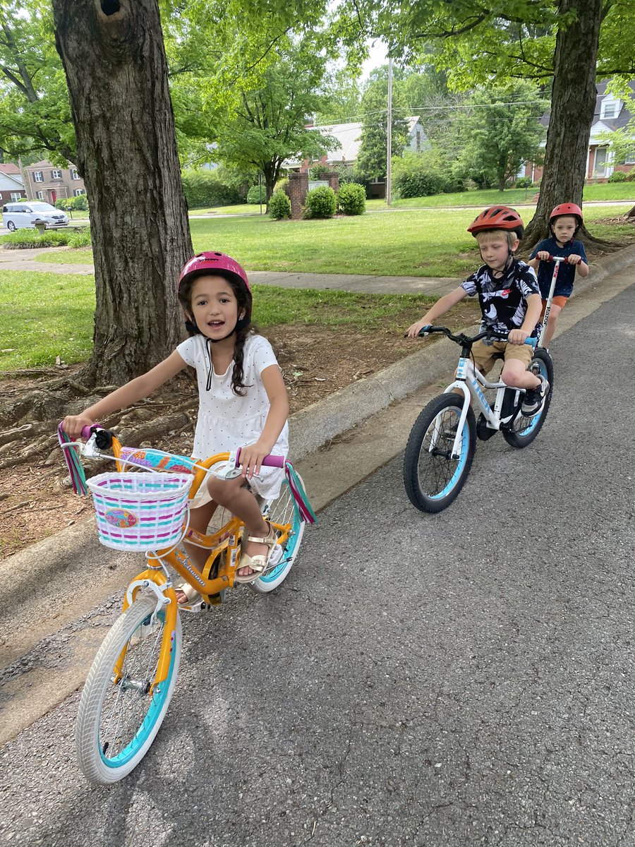 CSFlowerPower's tweet photo. Thank you @DrSherryKing1 and @MrsAmyPerry for supporting our crazy kindergarten ideas! 💙💙💙#bestadminteam #lifeinthegarden #lifeonthefarm @HPCS_TN @MTSUNews #bikedaysuccess https://t.co/RuNSWYjcQU