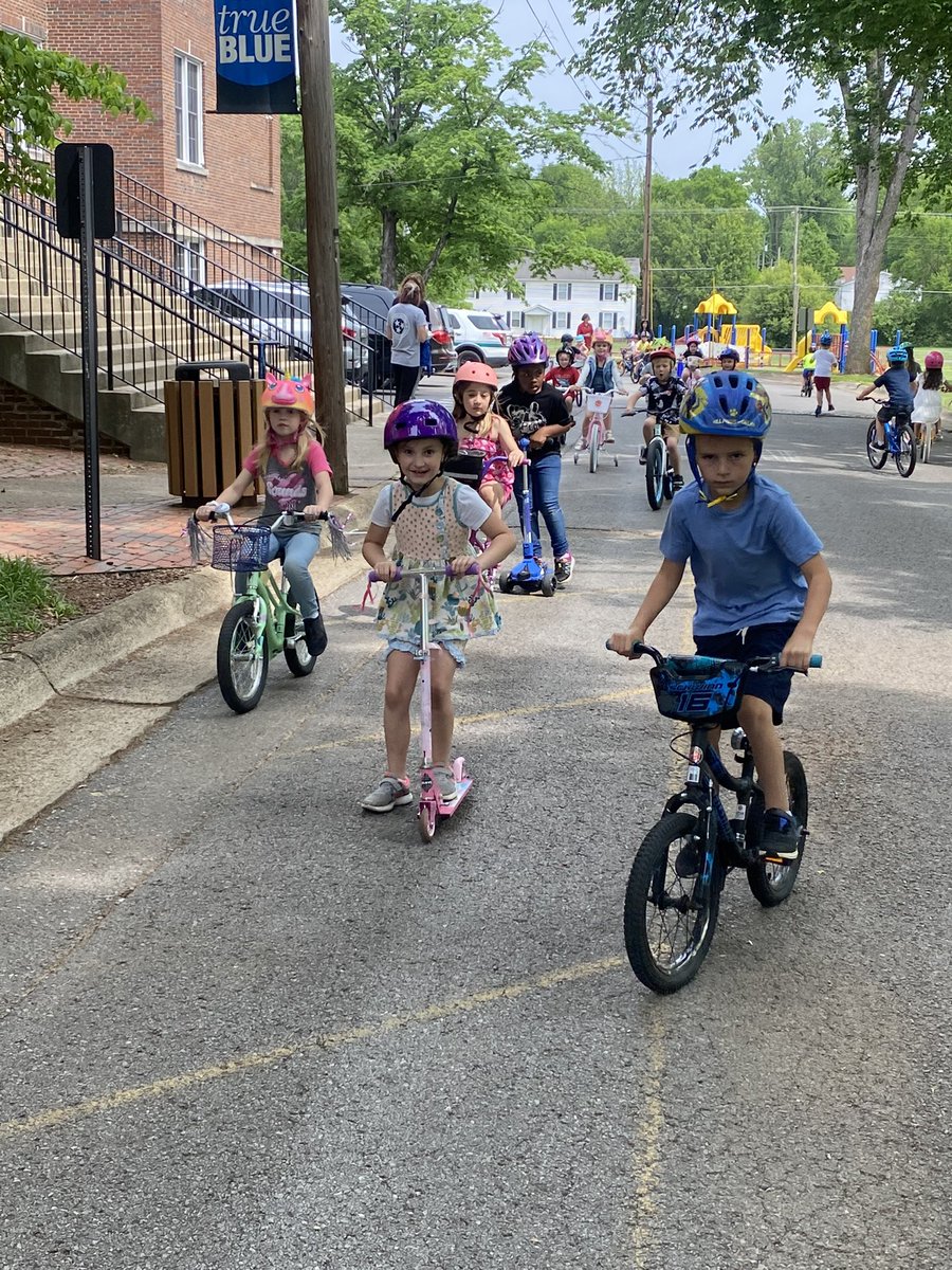 CSFlowerPower's tweet photo. Thank you @DrSherryKing1 and @MrsAmyPerry for supporting our crazy kindergarten ideas! 💙💙💙#bestadminteam #lifeinthegarden #lifeonthefarm @HPCS_TN @MTSUNews #bikedaysuccess https://t.co/RuNSWYjcQU