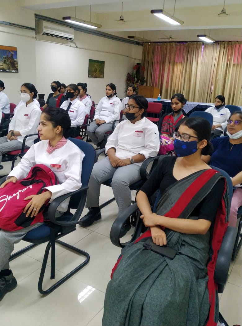 aihm_chd's tweet photo. AIHM bringing awareness among girls about screening and management of PCOS among adolescent girls. Dr. Jhanvi from PGIMER Chandigarh was the resource person.
@SiteshSrivas 
#awareness #awarenesslecture #WomenEmpowerment #WomensHealth https://t.co/qYH9giy7xa