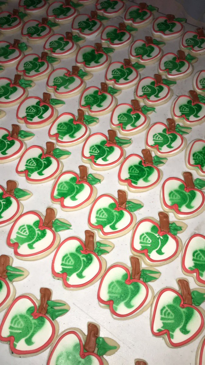 LewportPtsa's tweet photo. This morning, PTSA volunteers delivered nearly 350 of these beautiful and delicious cookies across the Lew Port campus in celebration of Teacher Appreciation week! THANK YOU for all you do for our children and community! https://t.co/7pCXsA8XNM