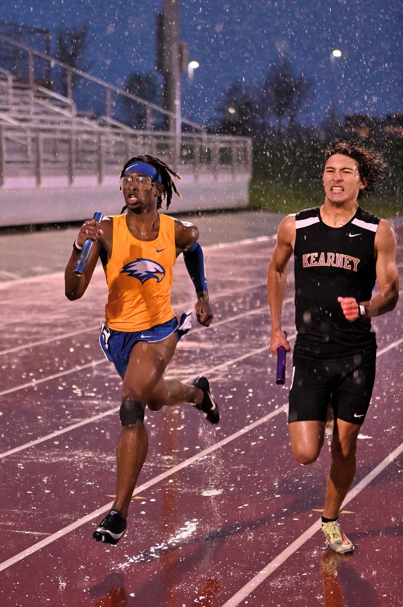 SpectrumNewsKC's tweet photo. Great pic taken Wednesday night from the Suburban Blue Conference Meet!

📸: by Moments by Nassir 🔥🔥🔥

Highlights - 
https://t.co/no2IM5aiH7
https://t.co/tbeAylwK9q https://t.co/ROJc9KDJUW