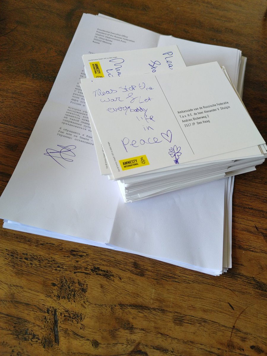 AILeeuwarden's tweet photo. Er gaan morgen 27 brieven naar Moskou en 198 kaartjes naar de Russische ambassade. Dank aan iedereen die vandaag op #bevrijdingsfestival Fryslan een kaartje heeft geschreven of brief ondertekend! https://t.co/ymcScYEBCO