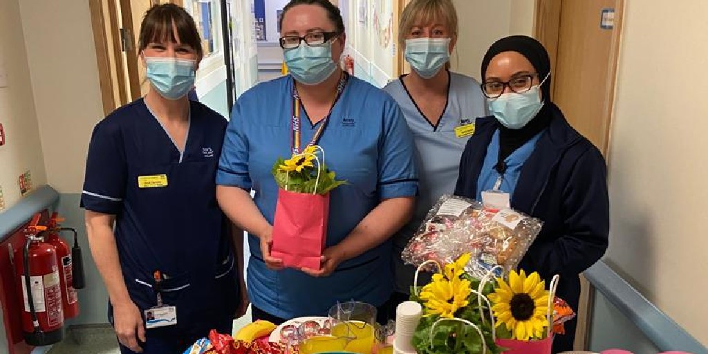 NHSGGC's tweet photo. 🔈

From midwives across NHS Greater Glasgow and Clyde: "Happy #InternationalDayOfTheMidwife!

We are all proud to work as part of an amazing team."

To our midwives, and all midwives, thank you.

#NHSGGC #IDM2022 #IDM22 https://t.co/gHVp91w6XP