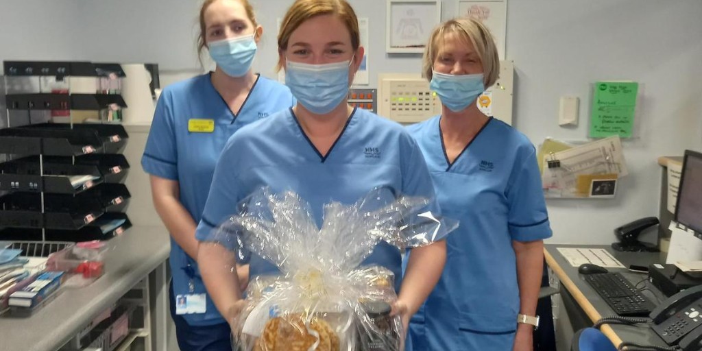 NHSGGC's tweet photo. 🔈

From midwives across NHS Greater Glasgow and Clyde: "Happy #InternationalDayOfTheMidwife!

We are all proud to work as part of an amazing team."

To our midwives, and all midwives, thank you.

#NHSGGC #IDM2022 #IDM22 https://t.co/gHVp91w6XP