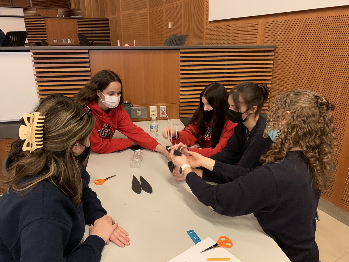 WECDSBPathways's tweet photo. STEM students from @HolyNamesCHS @VillanovaWECDSB @SteAnneCHS enjoying design challenges @UWindsorENG today. @WECDSB https://t.co/ljXWXk1NS6