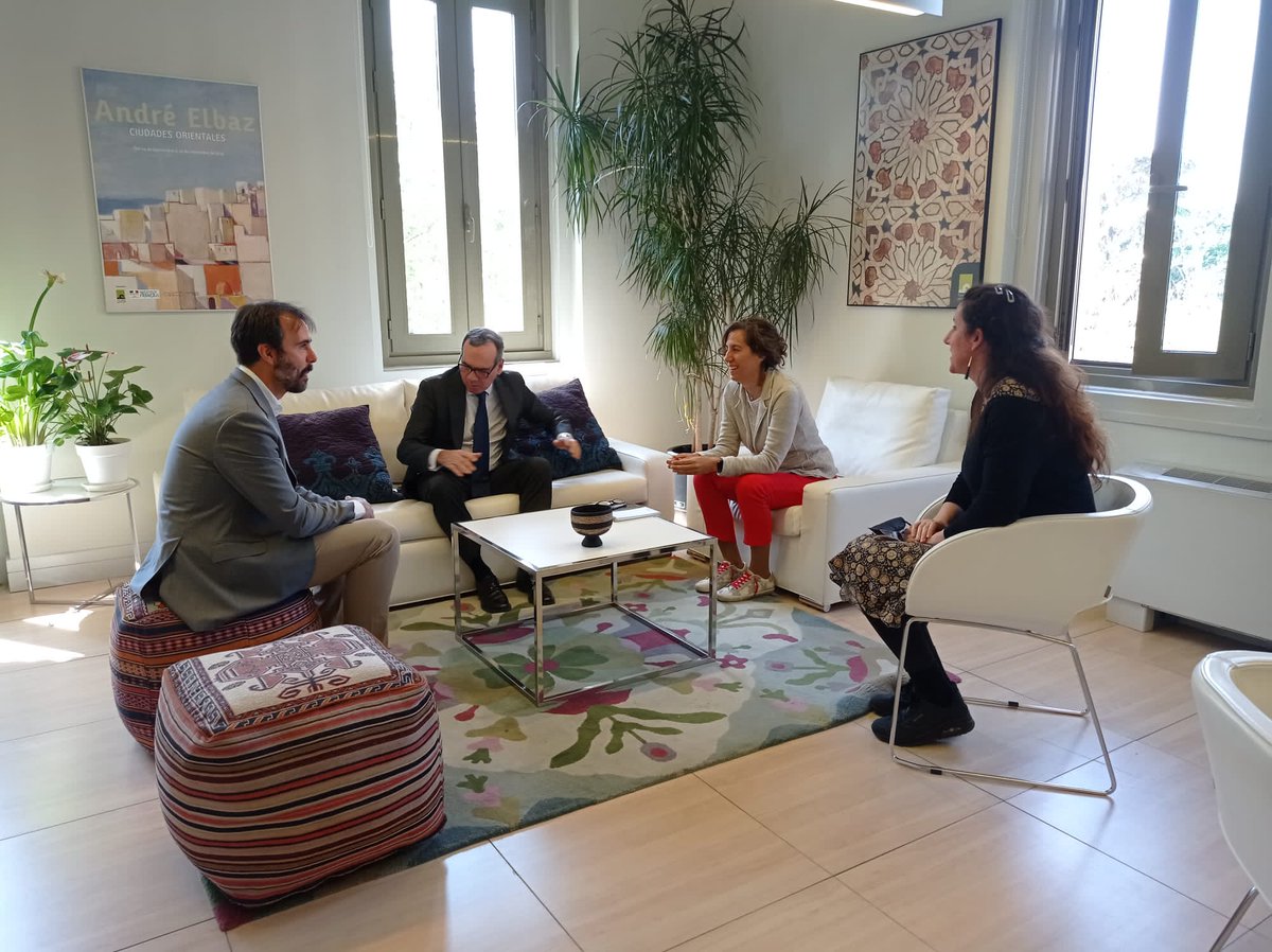 Casaarabe's tweet photo. La directora de @Casaarabe, @lozanoirene, y nuestra coordinadora de Formación y Economía, Olivia Orozco, se han reunido hoy con Gonzalo Garland, vicepresidente ejecutivo de IE Foundation, y @GonzaloMarn1, director del #SCIEF de @IEuniversity, para establecer proyectos conjuntos. https://t.co/Y0Hpsacywu