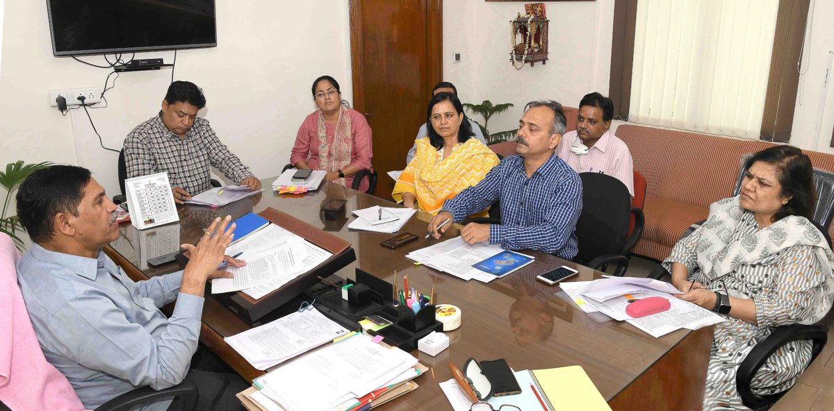 DIPRRajasthan's tweet photo. ग्राम पंचायतों में बनेंगे ‘भव्य’ पार्क, फलदार पेड़, रनिंग ट्रेक
 ट्यूबवैल ओपन जिम जैसी सुविधाएं होंगी विकसित
- ग्रामीण विकास एवं पंचायती राज मंत्री

https://t.co/NykMbuCAX2 https://t.co/kfuITxNX7O