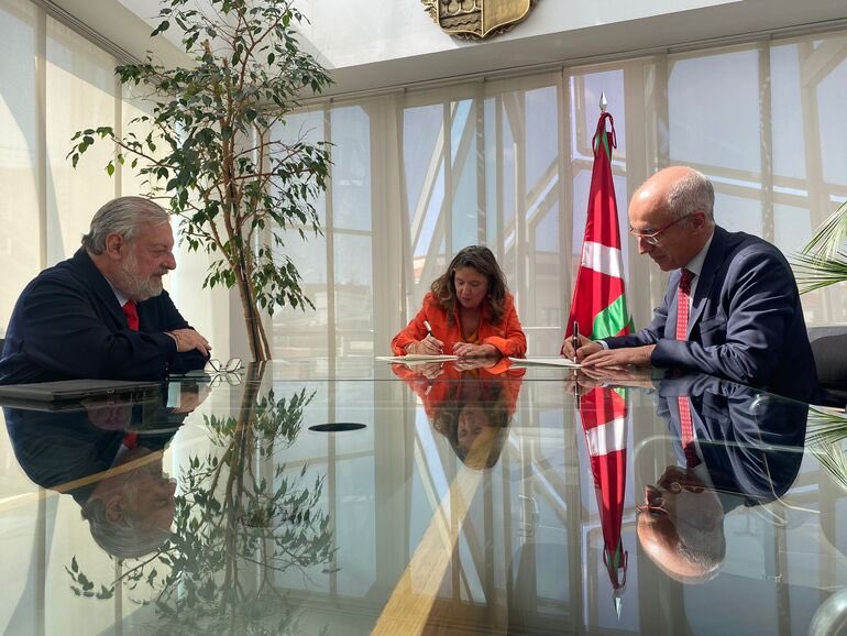 osakidetzaEJGV's tweet photo. 🤝 Firmamos con @mutualiamutua un convenio de colaboración para facilitar que el personal facultativo de las 2 organizaciones pueda acceder de forma directa a los expedientes e historias clínicas de las personas que reciben asistencia de ambos servicios ➕ https://t.co/Y4upDwhxti https://t.co/y7DAZbtphz