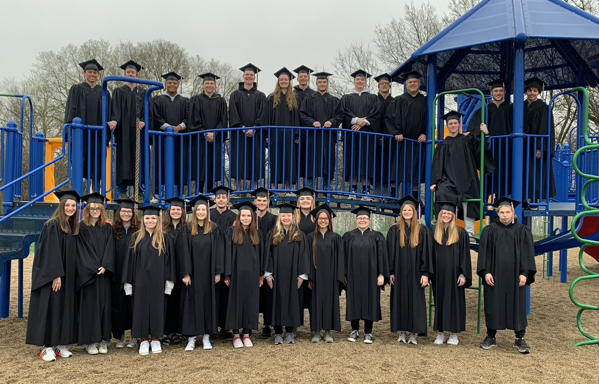 RegisterStanton's tweet photo. We cannot love this any more! After walking through the elementary, the Stanton Community Schools took this awesome photo. It’s all the seniors, minus Stren Elmquist and Liz King. #MustangPride https://t.co/HTPf7UAtvE