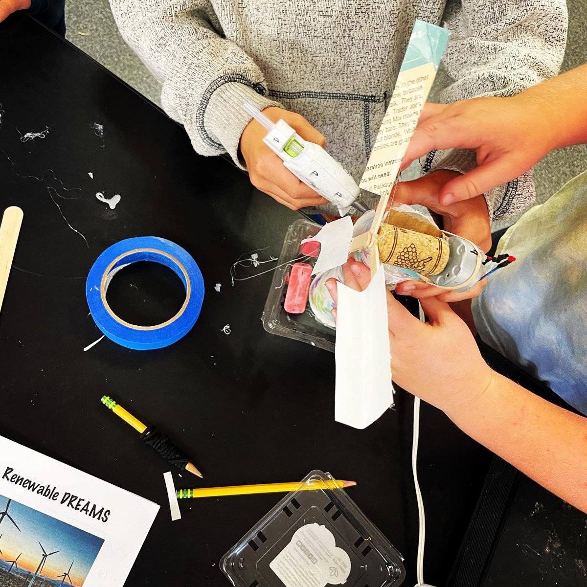 These past weeks, ALL EUSD 4th graders visited the DREAMS campus for their renewable energy learning experience. 
We’re growing organic lunch AND the next generation of change agents.💚🙏🏼♻️🌎
#designthinking #pbl #observation #research #prototype #humanimpact #fieldexpert