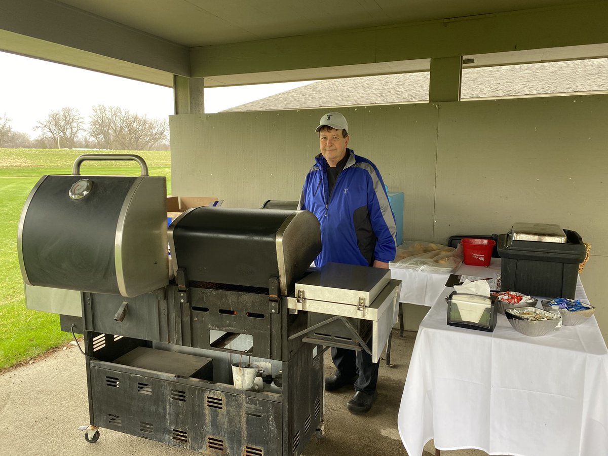 It may not feel like golf weather but it sure does smell like it! Hot burgers in the course are back! #ccsfgolf