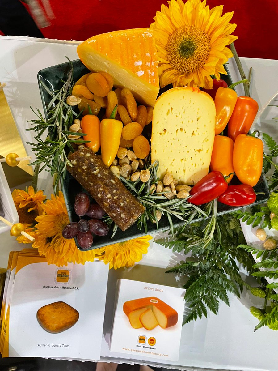 SpainFoodWineUS's tweet photo. Tasting the fantastic @quesomahon at @Catersoruce_ill 🧀
Delicious Mahon #cheese pairs wonderfully with dried apricots or great in your next #grilledcheese sandwich
#Catersource
#TheSpecialEvent
#FoodsfromSpain https://t.co/UHJ6UvkcaR