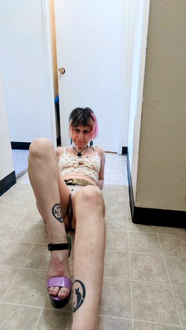 Which pic 1 or 2? #kissra #lynnkay #CruesOfTheGoth.com #kissralynnkay https://t.co/LMAw0SwoSq<a href="/tag/kissra"class="tags">#kissra</a><a href="/tag/lynnkay"class="tags">#lynnkay</a><a href="/tag/cruesofthegoth"class="tags">#CruesOfTheGoth</a><a href="/tag/kissralynnkay"class="tags"><span>#kissralynnkay</span></a>