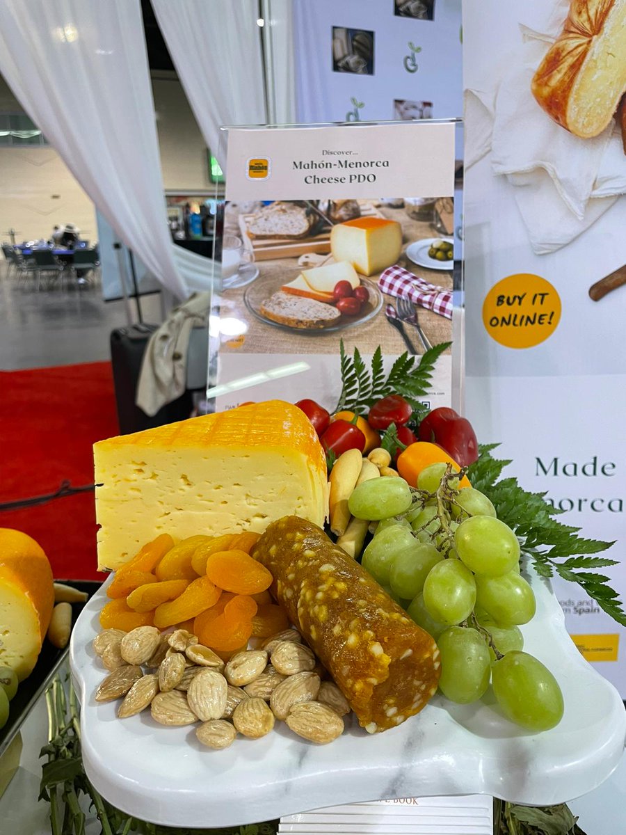 SpainFoodWineUS's tweet photo. Tasting the fantastic @quesomahon at @Catersoruce_ill 🧀
Delicious Mahon #cheese pairs wonderfully with dried apricots or great in your next #grilledcheese sandwich
#Catersource
#TheSpecialEvent
#FoodsfromSpain https://t.co/UHJ6UvkcaR