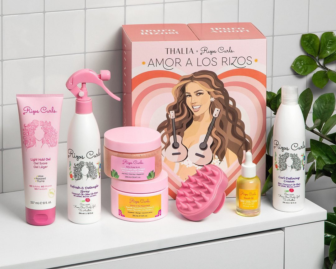 Show your mama some amor this Mother’s Day 💐💗 with our Limited Edition Thalia x Rizos Curls ‘Amor a Los Rizos’ VIP Box !💖 

It has everything you need for healthy hair &amp; scalp that will have you loving your curls! 💖

🛒 Rizoscurls.com