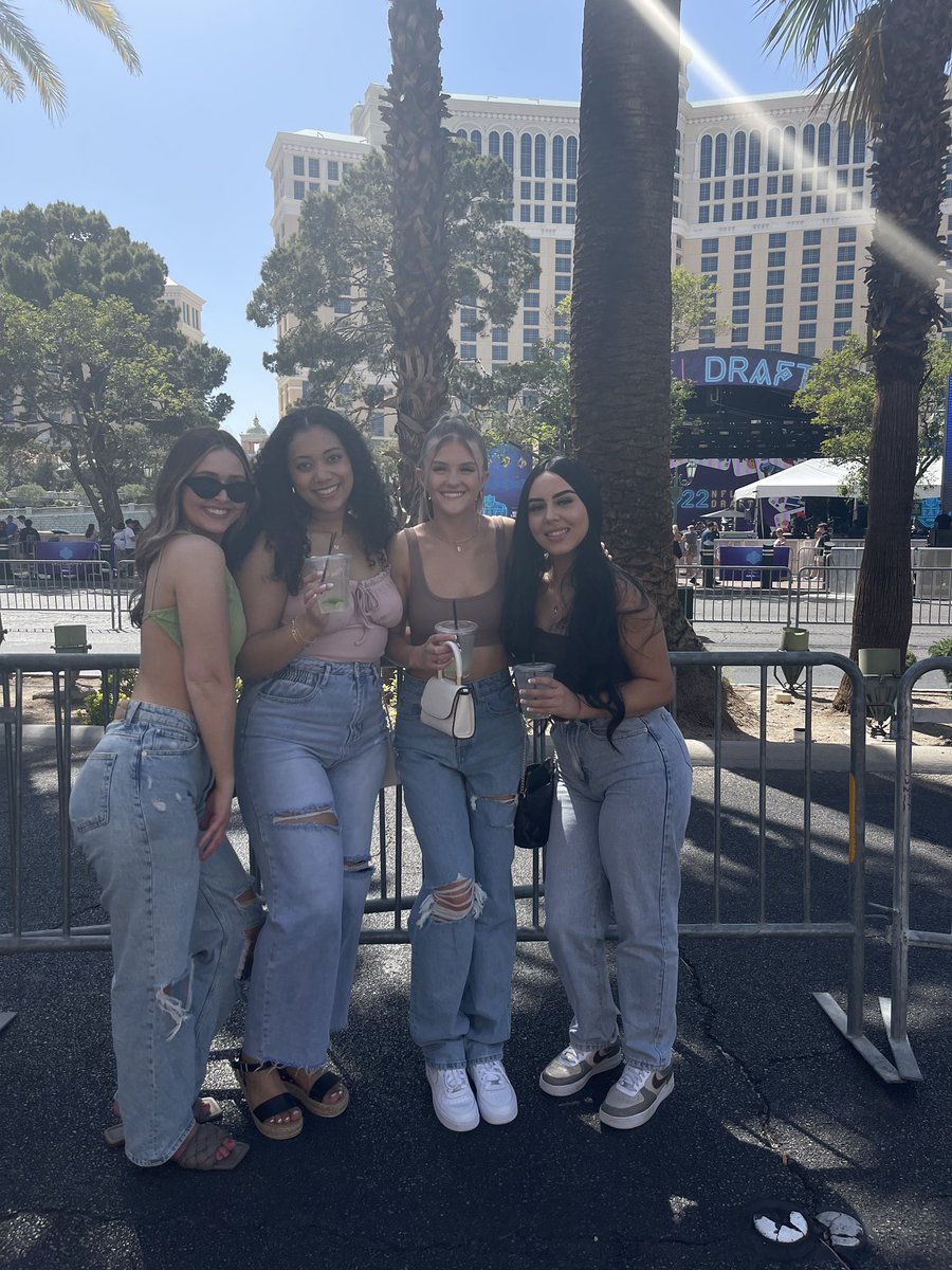 haileyjayglenn's tweet photo. Vegas Part 1 https://t.co/9KVb8eMfKy