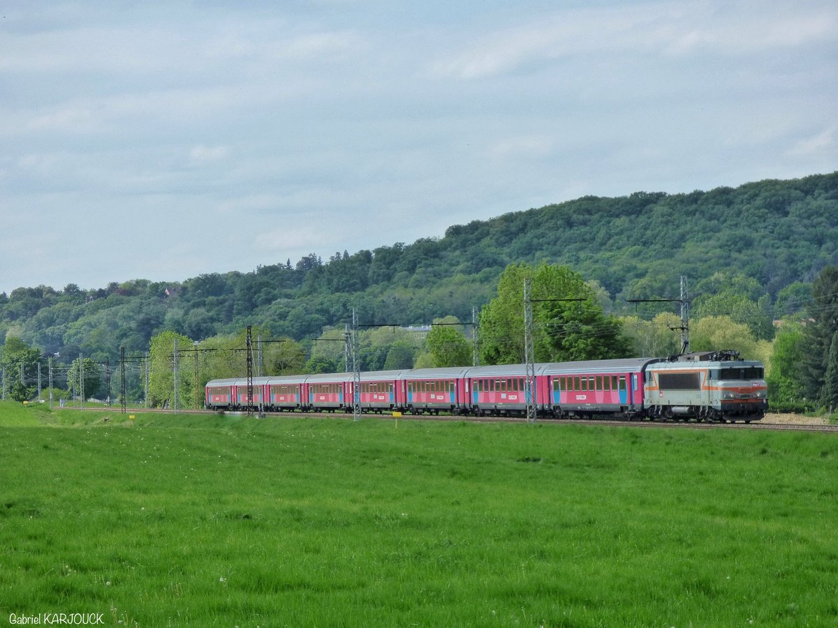 GabrielVk9's tweet photo. [#jeudiphoto]

Le Ouigo 4082 tractée par la BB22330 mardi ☀

#photosncf #sncf #train #vauboyen #versailles #paris #trainspotting #france #bb22200 #trainCorail #inox #sony #sonyh400 #spring @OUIGO https://t.co/xQrp5EH0su