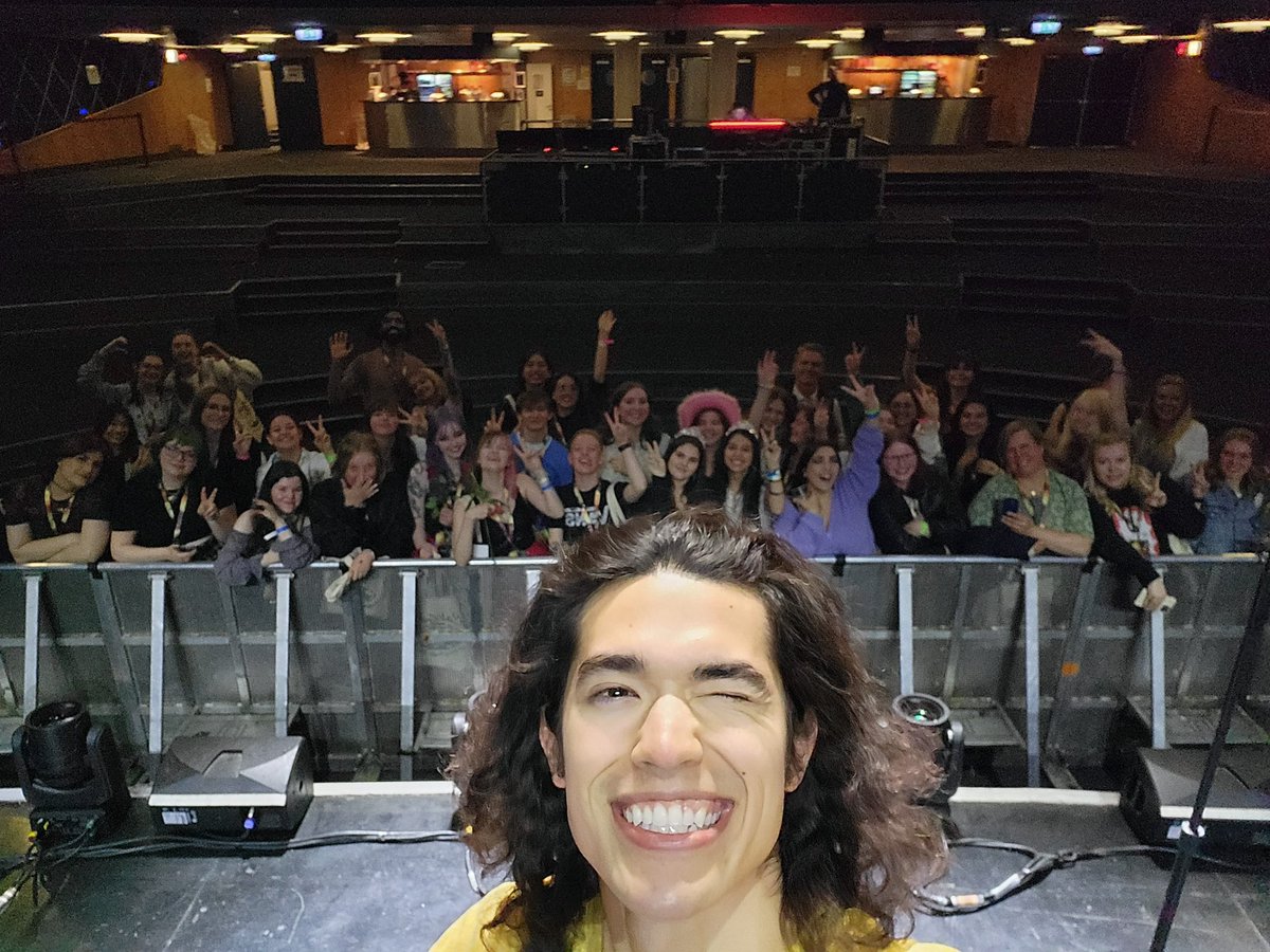 hrrysbedroom's tweet photo. crying sobbing and throwing up i love him so much @conangray https://t.co/85uLBjb5Zg